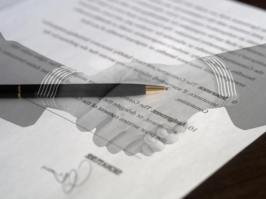 Νομικός αναλύει έγγραφα σε γραφείο