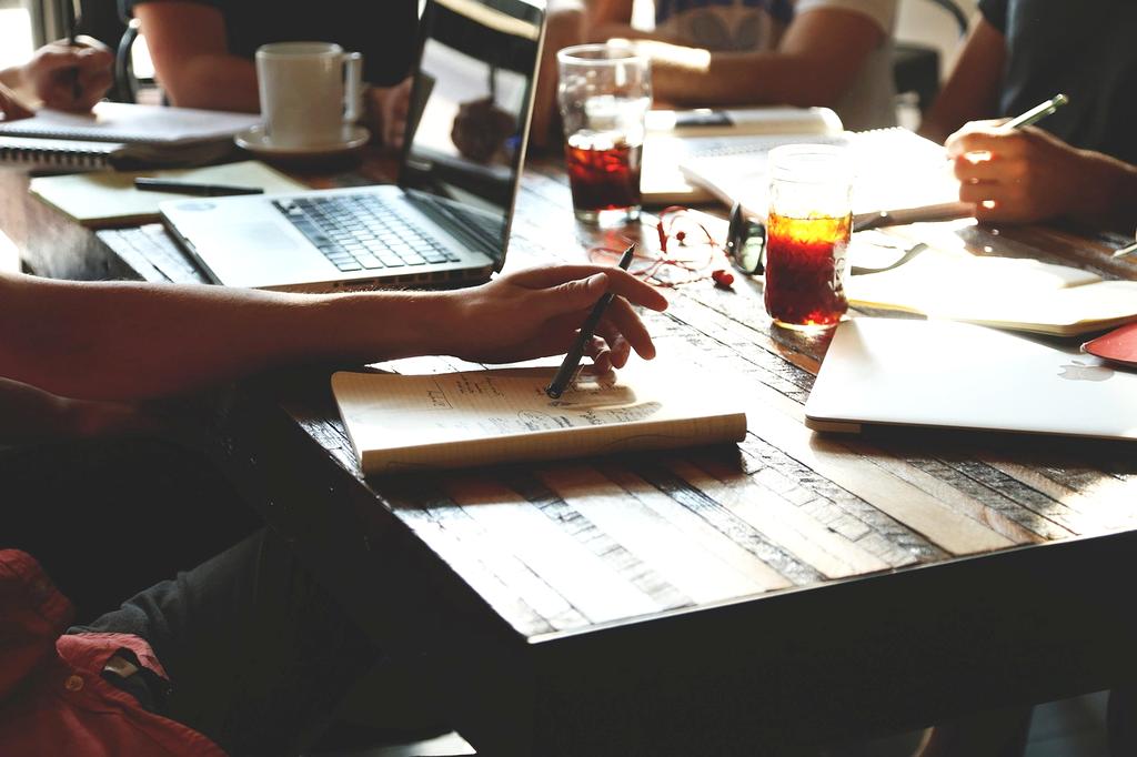 Νομικοί σε συνεργασία κατά τη διάρκεια συνάντησης